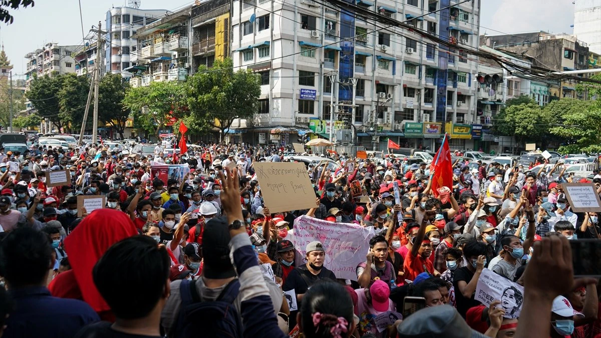 Myanmar'da darbe karşıtı protestolarda en az bin kişi öldü